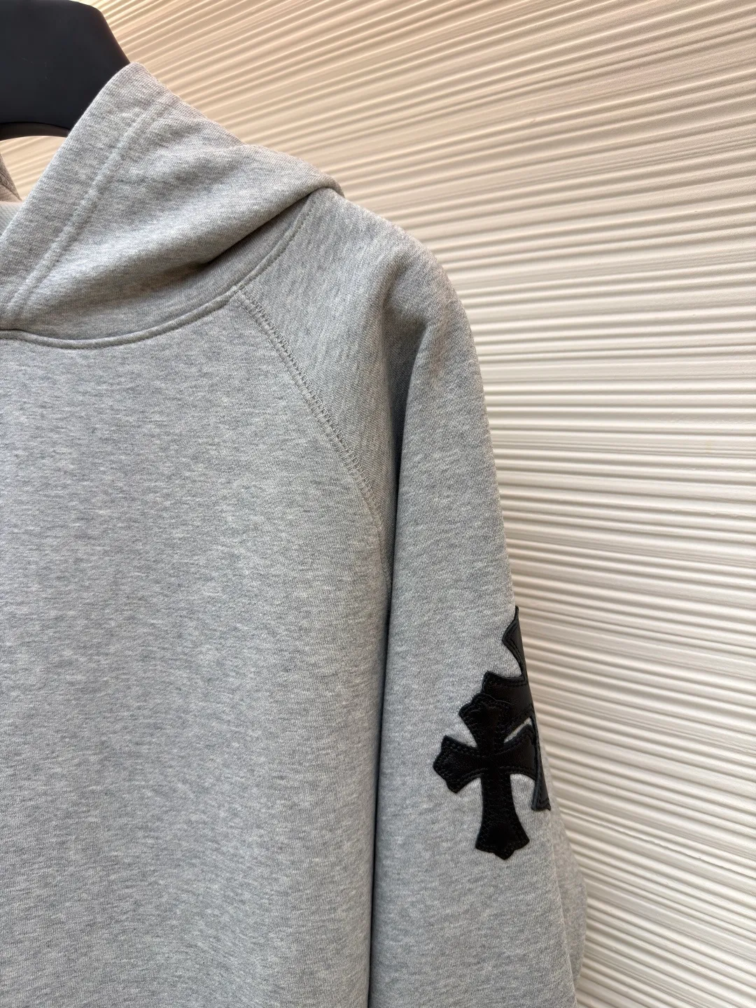 Chrome Hearts Vic custom-made leather sweatshirt ●Original version: Purchased and developed for 16999 ●Item number: 1681824-A75 ●Fabric: 100% cotton fleece fabric ●Technology: aged and oxidized ●Color: gray ●Type: loose version ●Weight: about 790g ●Size: S-M-L ●Description: The fabric is made of fleece 440g 100% cotton fleece material knitted back arm The skin is cut and cut using genuine sheepskin film, and the mold opening hardware is aged and oxidized. The overall wiring is straight and delicate, the fabric is comfortable and soft, and the color is consistent without color difference. It can be matched with the same style to create a fashionable look and control various occasions. Customized accessories, complete with three standards, same style for men and women!